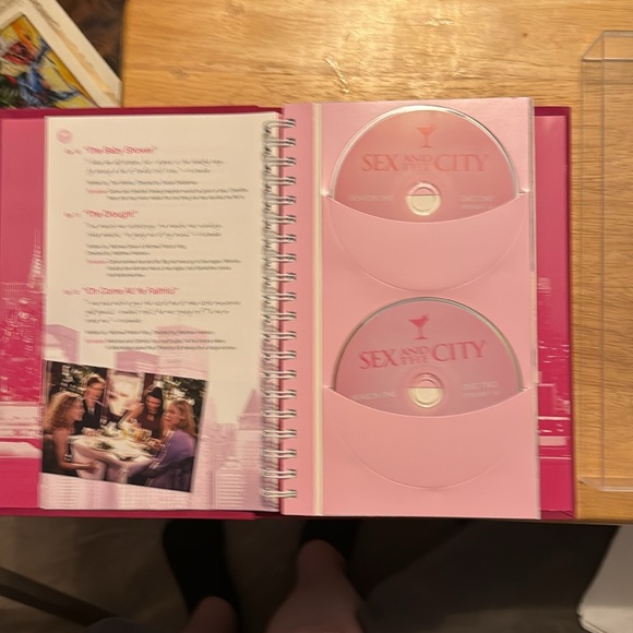 Sex And The City Complete series, 20-Disc DVD set in Pink velvet case HBO 2005 - Picture 3 of 3